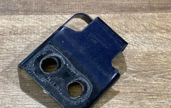 Fender mounting bracket