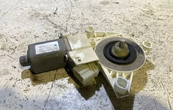 Mercedes-Benz ML W164 Front door window regulator motor 0130822272