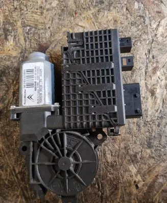 Citroen C4 I Picasso Front door window regulator motor 9674032480