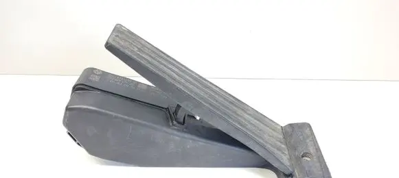 Accelerator throttle pedal