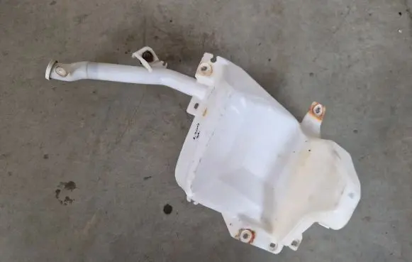 Mitsubishi L200 Windshield washer fluid reservoir/tank