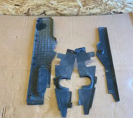 Mercedes-Benz E W124 Radiator trim 1245052888 1245051288 1246281907