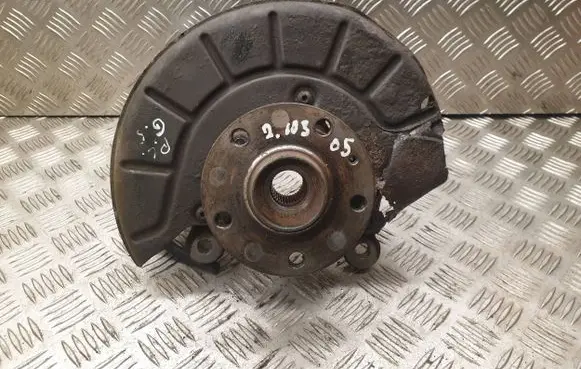 Volkswagen Golf V Front wheel hub
