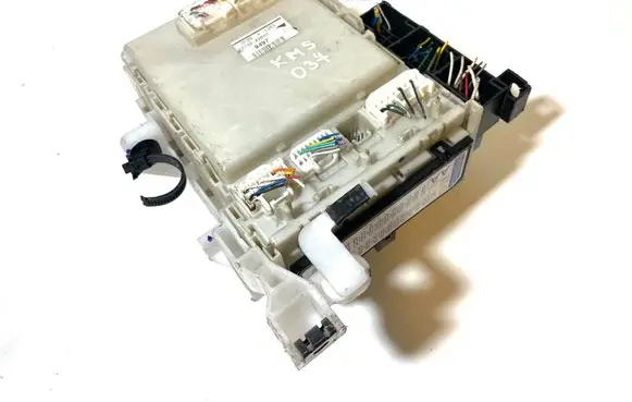 Toyota RAV 4 (XA30) Fuse module 8273042010