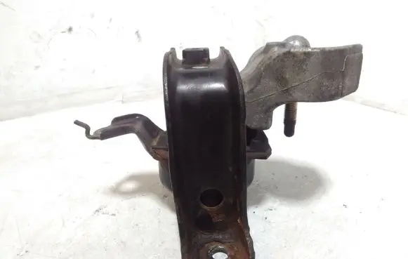 Toyota Yaris Engine mount bracket
