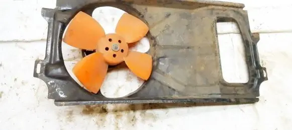 Radiator cooling fan shroud