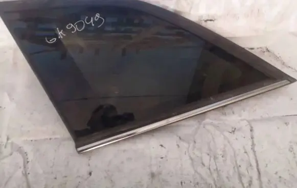 Chrysler Pacifica Rear side window