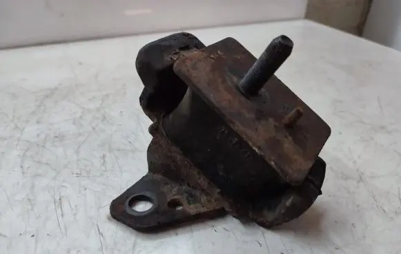 KIA Sorento Engine mount bracket