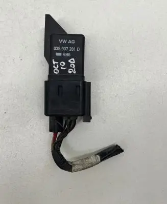 Skoda Octavia Mk2 (1Z) Glow plug pre-heat relay 038907281D 0281003038