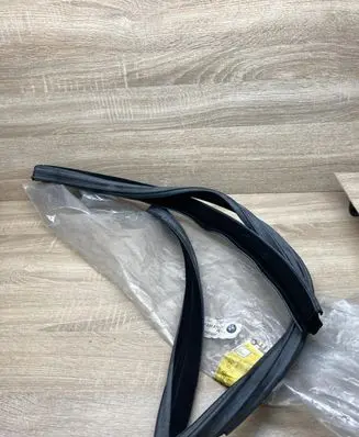 BMW X5 E53 Rubber seal front door window/glass 7020577