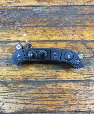 BMW X3 E83 Steering wheel buttons/switches 6903396