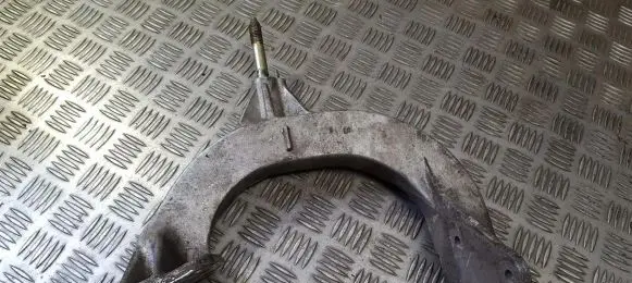 Toyota RAV 4 (XA20) Engine mounting bracket