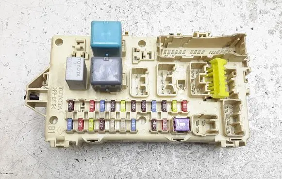 Toyota Corolla Verso E121 Fuse module 892210f010