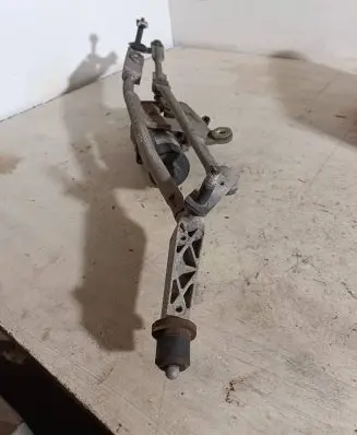 Volvo V70 Front wiper linkage and motor 404775
