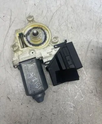Seat Ibiza IV (6J,6P) Front door window regulator motor 104384101 580100 05074141