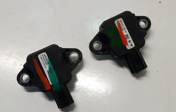 Tesla Model S Airbag deployment crash/impact sensor 1005275-00-A