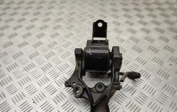 Honda CR-V Engine mount bracket