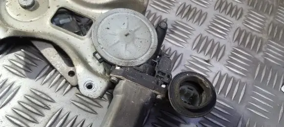 Lexus IS 200-300 Front door window regulator motor