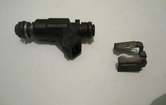Volkswagen Golf III Fuel injector 030906031E