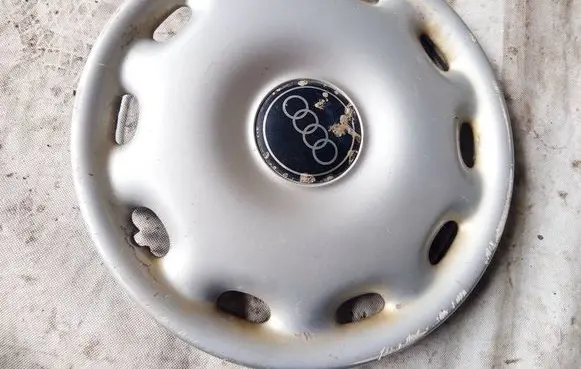 Audi 100 S4 C4 R15 wheel hub/cap/trim 8A0601147A