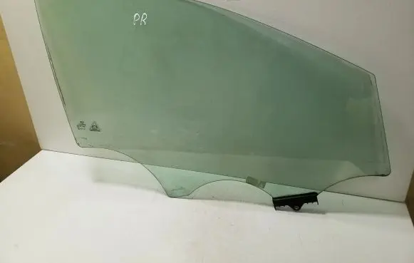KIA Sportage Front door window glass four-door