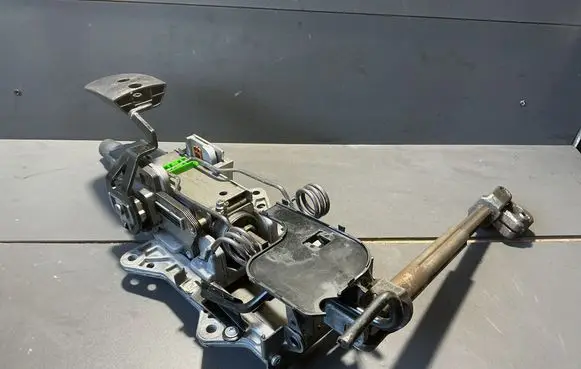 Volkswagen Golf Plus Steering wheel axle 1K1419502S 05062811