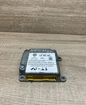 Volkswagen PASSAT B5 Airbag control unit/module 1J0909607 5WK4199
