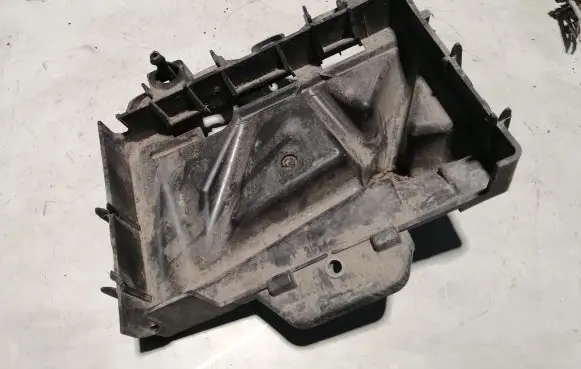 Volkswagen Polo IV 9N3 Battery tray 6Q0915331D