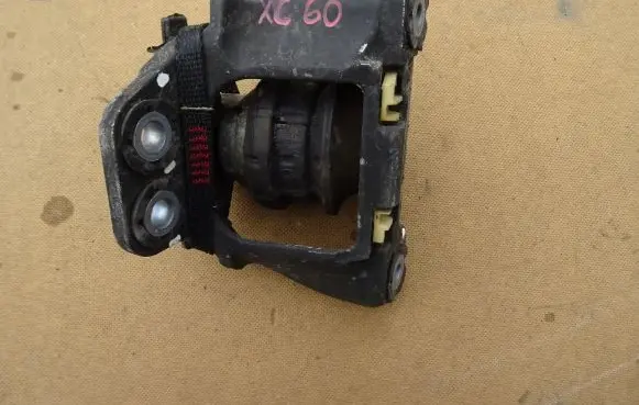 Volvo XC60 Engine mount bracket 31480353