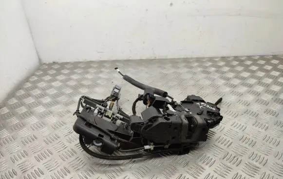 Jaguar XF X250 Front door lock 8X23203A29AE