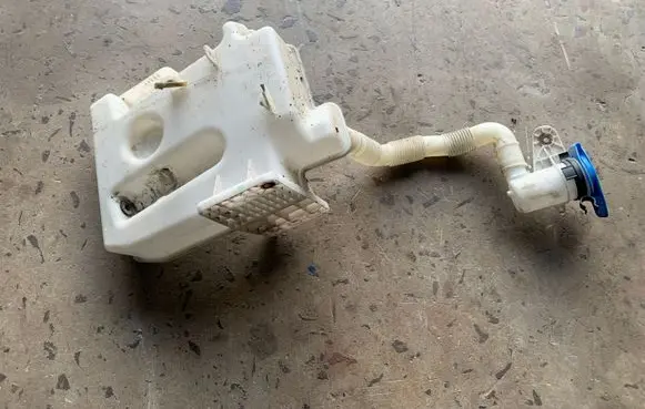 Volkswagen Jetta V Windshield washer fluid reservoir/tank 1K0955453