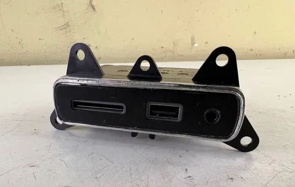 Jeep Grand Cherokee AUX in-socket connector 68141322AA 61571C0024