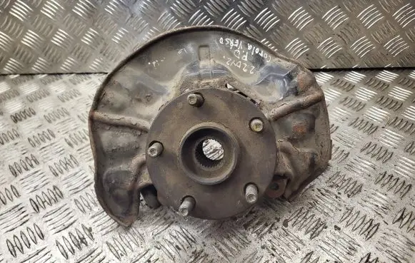 Toyota Corolla Verso E121 Front wheel hub