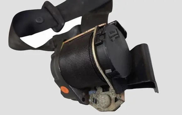 Toyota Avensis T220 Rear seatbelt