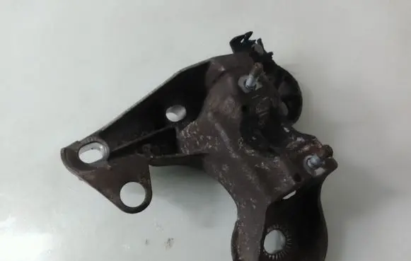Audi A4 S4 B7 8E 8H Engine mounting bracket 8E0199352