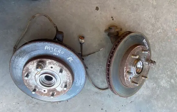 Mitsubishi Pajero Front wheel hub XXX 2006R 163KM