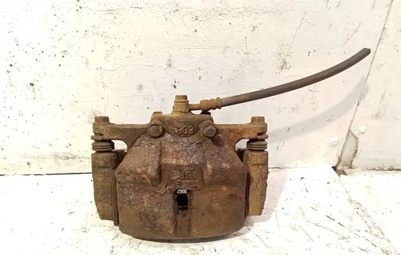 Nissan Qashqai+2 Front brake caliper