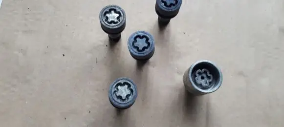 Audi A4 S4 B8 8K Anti-theft wheel nuts and lock 