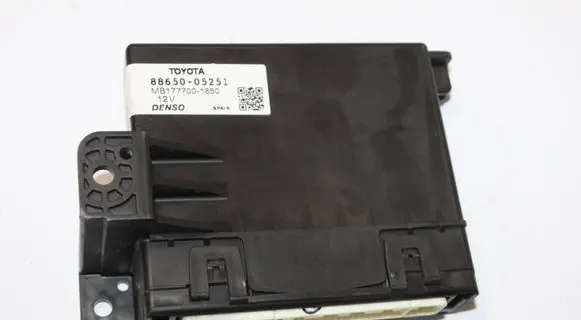 Toyota Avensis T270 Air conditioning/heating control unit 8865005251