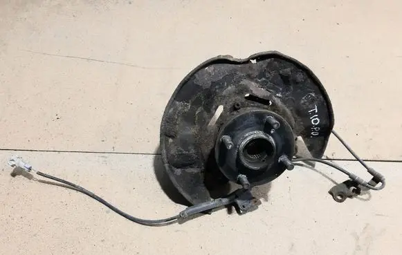Toyota Corolla Verso E121 Front wheel hub