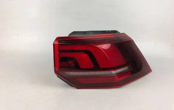 Volkswagen Golf VIII Tailgate rear/tail lights 5H0945096E