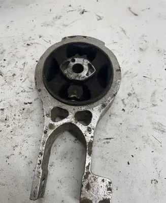 Peugeot 508 Engine mount bracket