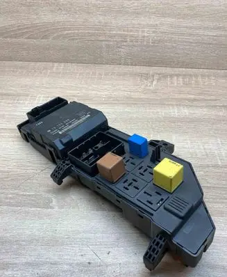 Opel Vectra C Fuse module 13193590 13223678