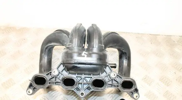 Toyota Yaris Intake manifold