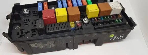 Opel Vectra C Fuse module 1370900 519065106