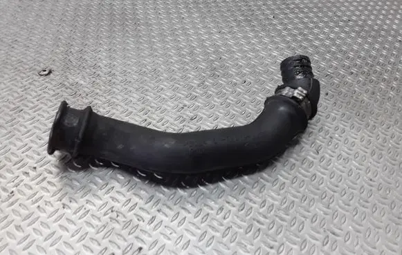 Ford Focus Breather hose/pipe 98FF6A886AD
