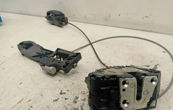Nissan Note (E11) Front door lock