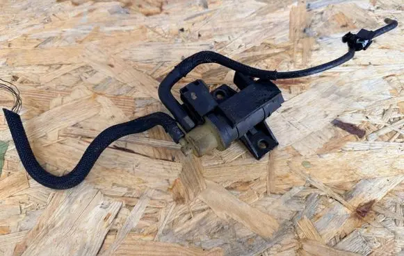 Nissan Qashqai+2 Turbo solenoid valve 8200790180