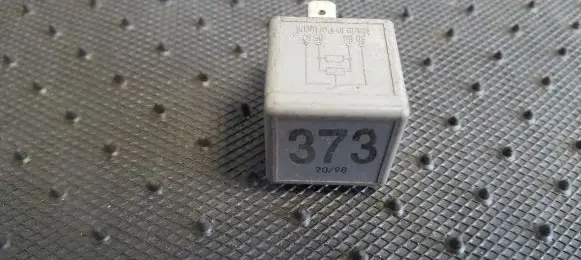 Volkswagen PASSAT B5 Other relay 8D0951253A V23134-B52-X301
