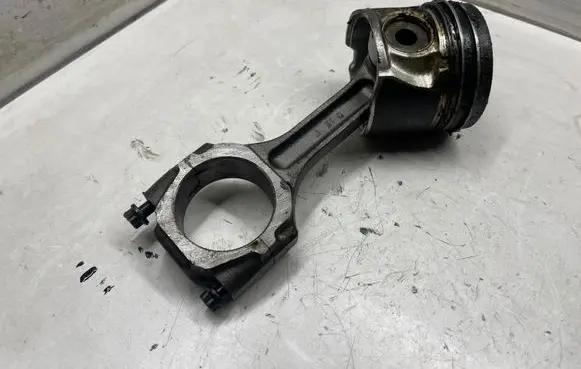 Hyundai Santa Fe Piston with connecting rod